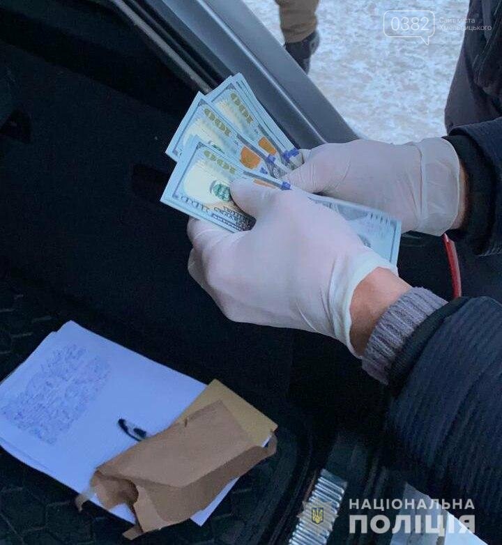 У Хмельницькому поліція затримала чоловіка на передачі хабаря посадовцю поліції , фото-4