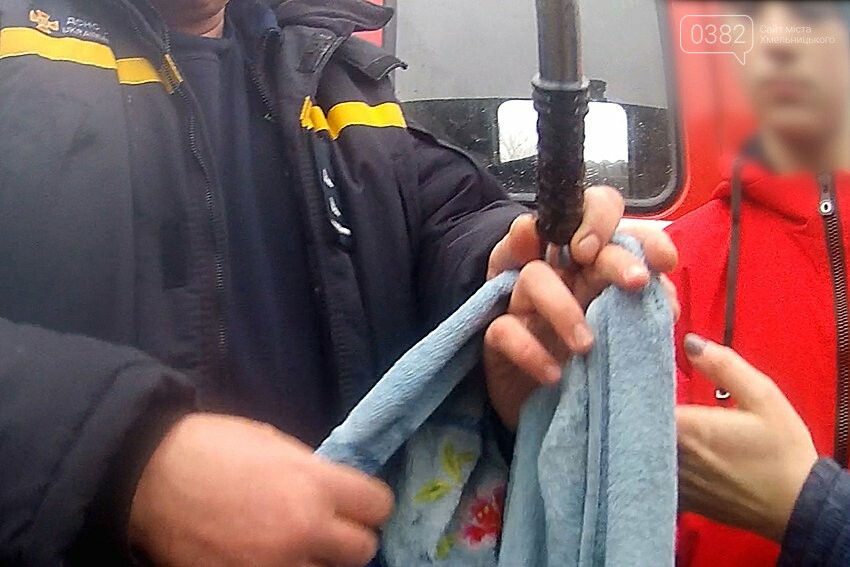 На Хмельниччині надзвичайники визволили хлопчину, палець якого застряг у кермі велосипеда (фото), фото-1