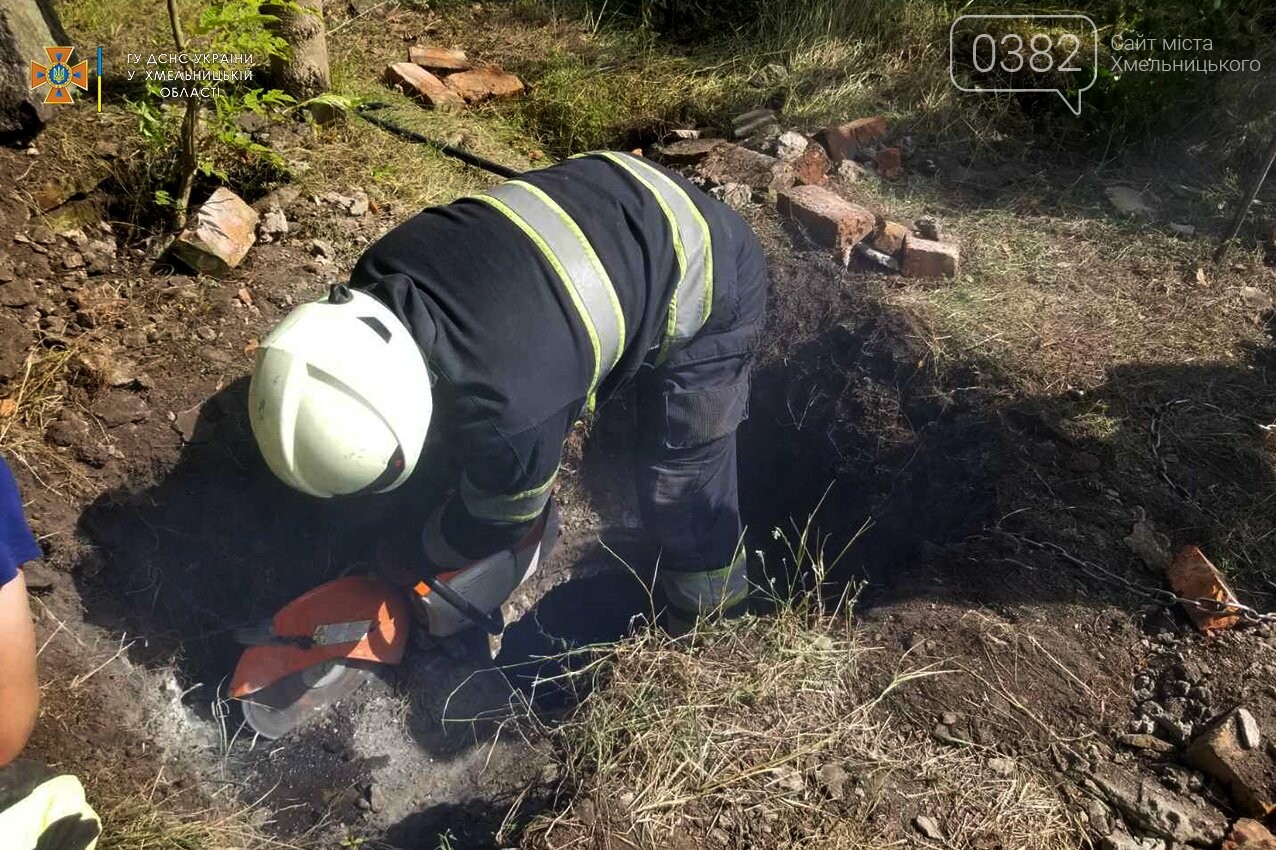 На Хмельниччині рятувальники витягли корову з колодязя