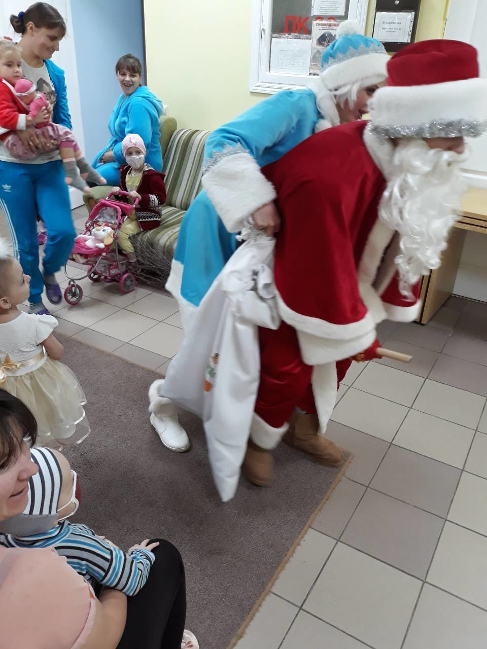 Клiєнти ПриватБанку 1 сiчня влаштували свято і привiтали ма..., фото-6 Клiєнти ПриватБанку 1 сiчня влаштували свято і привiтали маленьких пацiєнтiв лікарень. ФОТО, фото-6