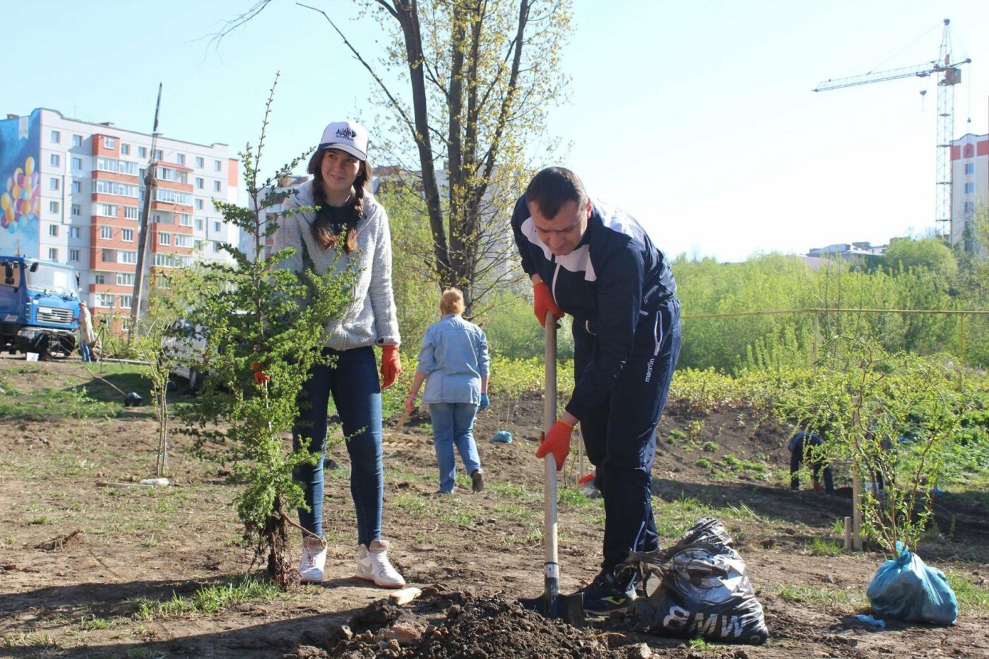 У Хмельницькому в День довкілля висаджено сто п'ятдесят дерев, фото-2 У Хмельницькому в День довкілля висаджено сто п'ятдесят дерев, фото-2