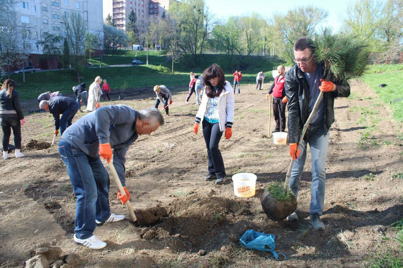 У Хмельницькому в День довкілля висаджено сто п'ятдесят дерев, фото-4 У Хмельницькому в День довкілля висаджено сто п'ятдесят дерев, фото-4