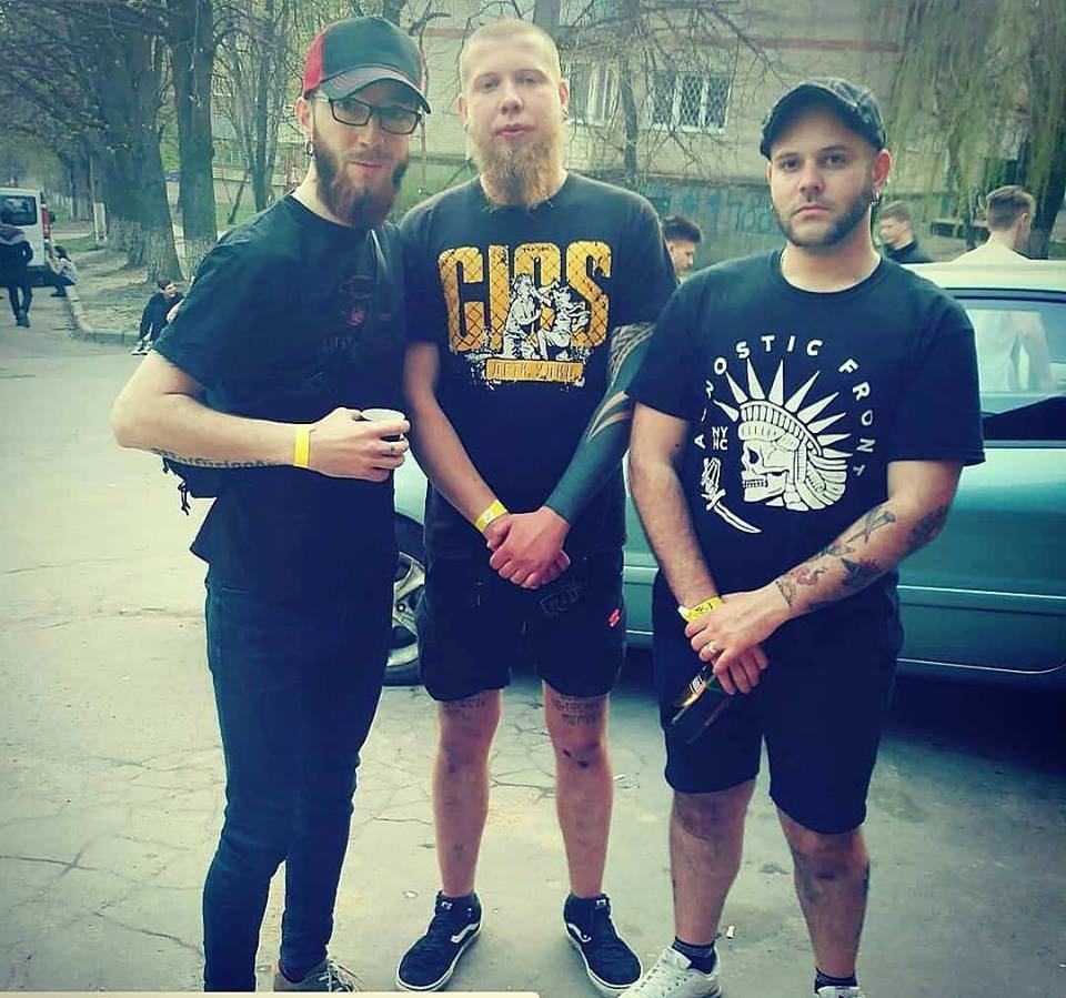 На фото Володимир посередині На фото Володимир посередині