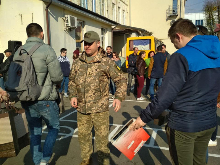 У Хмельницькому пішли служити строковики весняного призову, фото-1 У Хмельницькому пішли служити строковики весняного призову, фото-1