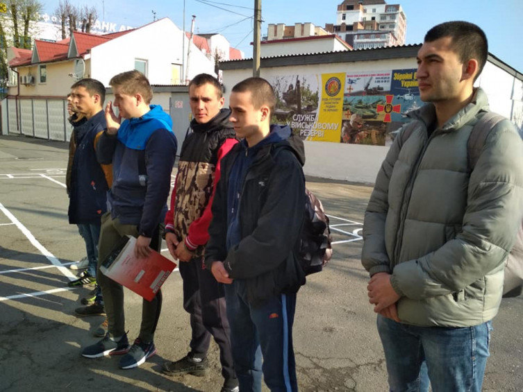 У Хмельницькому пішли служити строковики весняного призову, фото-2 У Хмельницькому пішли служити строковики весняного призову, фото-2