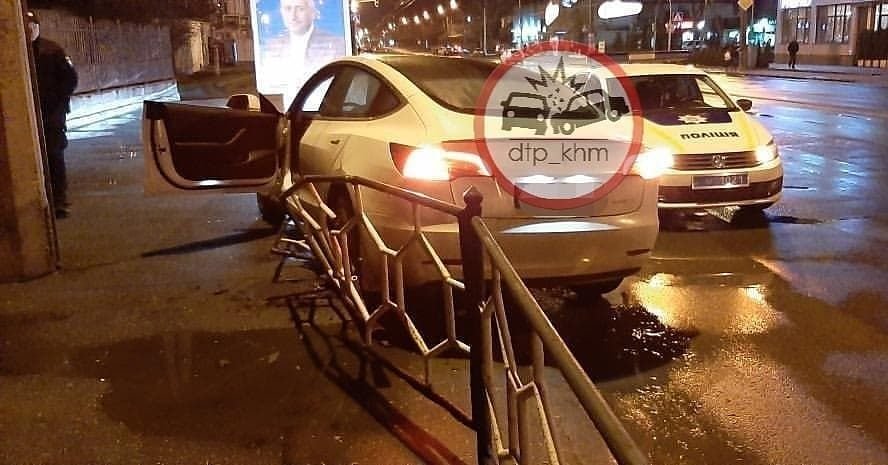 Фотофакт: у Хмельницькому Tesla потрапила у ДТП , фото-2 Фотофакт: у Хмельницькому Tesla потрапила у ДТП , фото-2