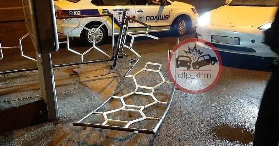 Фотофакт: у Хмельницькому Tesla потрапила у ДТП , фото-1 Фотофакт: у Хмельницькому Tesla потрапила у ДТП , фото-1