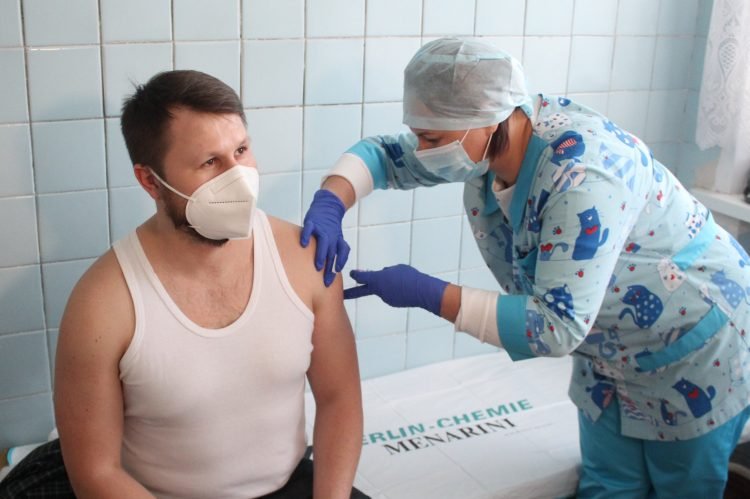 У Хмельницькому розпочали вакцинацію від COVID-19, фото-1