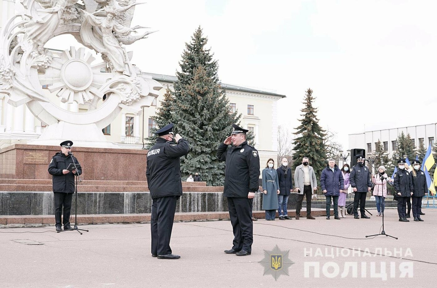 На Хмельниччині поліцейські офіцери громади отримали помпові рушниці та службові автомобілі «Renault Duster» , фото-4