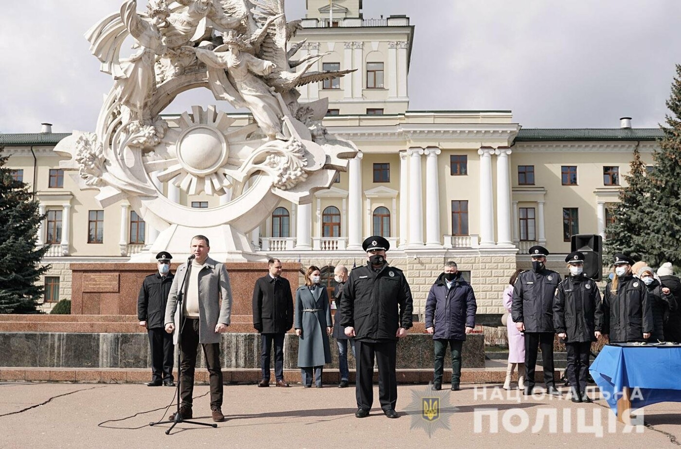 На Хмельниччині поліцейські офіцери громади отримали помпові рушниці та службові автомобілі «Renault Duster» , фото-7