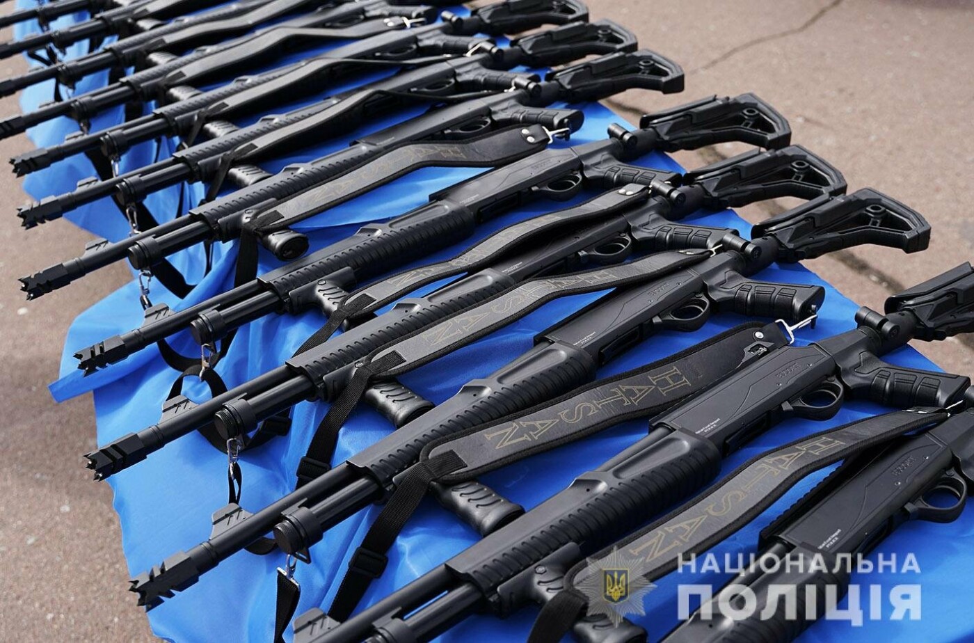На Хмельниччині поліцейські офіцери громади отримали помпові рушниці та службові автомобілі «Renault Duster» , фото-10