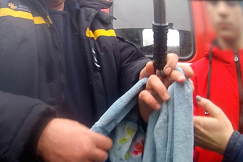 На Хмельниччині надзвичайники визволили хлопчину, палець якого застряг у кермі велосипеда