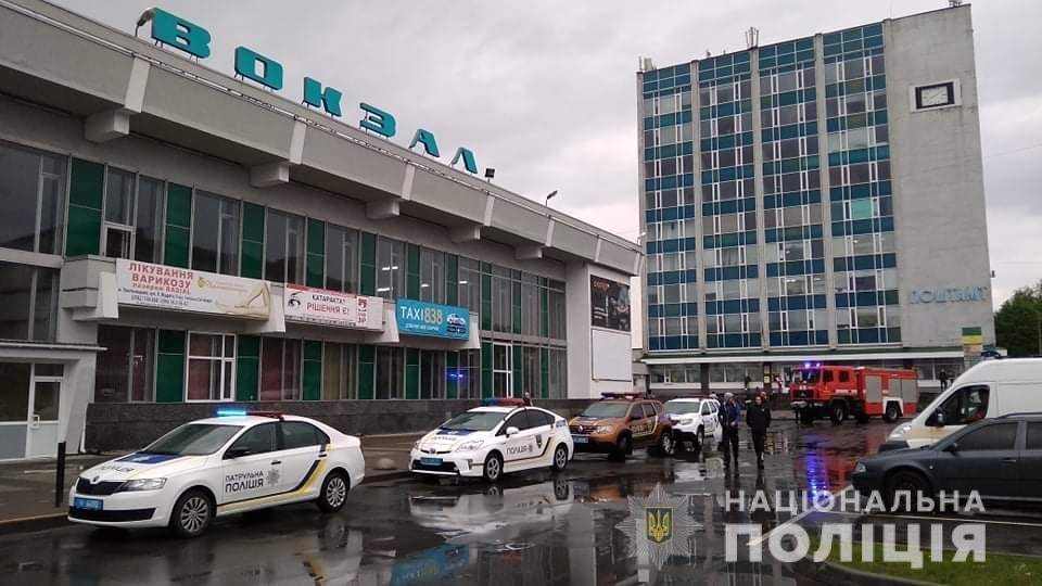 Хмельницькі слідчі оголосили про підозру чоловікові, який надав неправдиве повідомлення про замінування залізничного вокзалу , фото-2