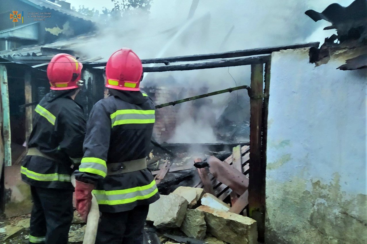 На Хмельниччинні вогнеборці приборкали пожежу, врятувавши будинок від знищення полум’ям
