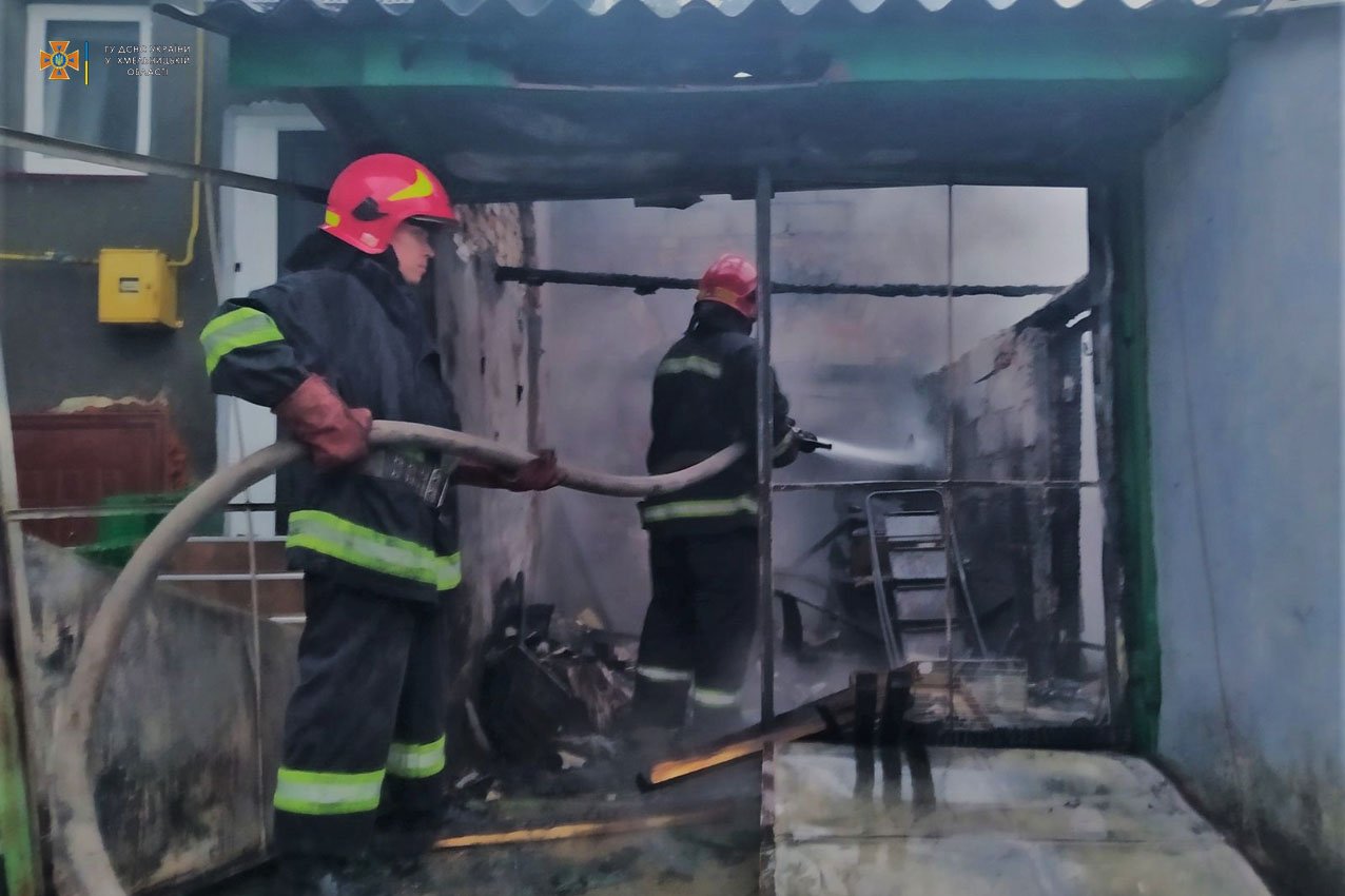 На Хмельниччинні вогнеборці приборкали пожежу, врятувавши будинок від знищення полум’ям