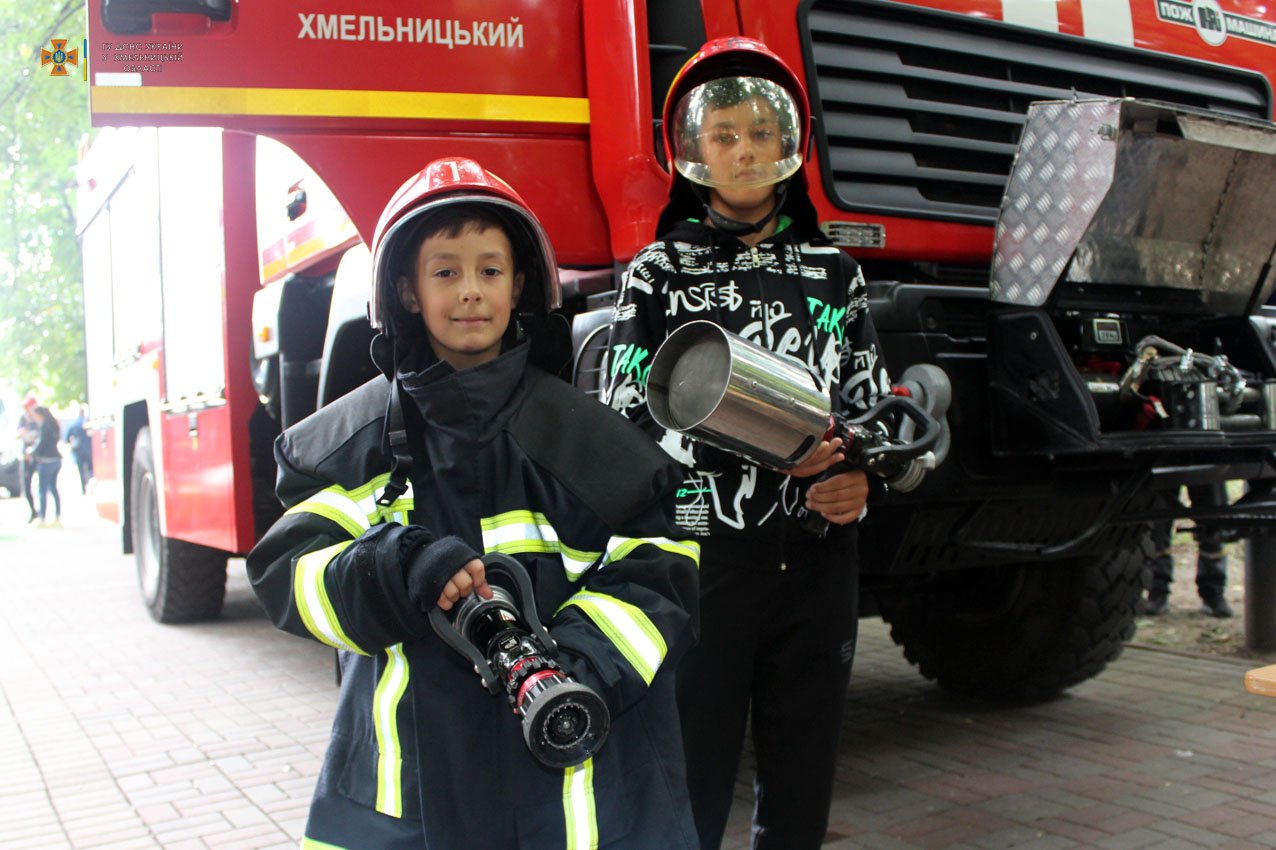 Юні хмельничани випробували свої сили у ролі рятувальників під час профорієнтаційної акції «Місто професій» (ФОТО, ВІДЕО)