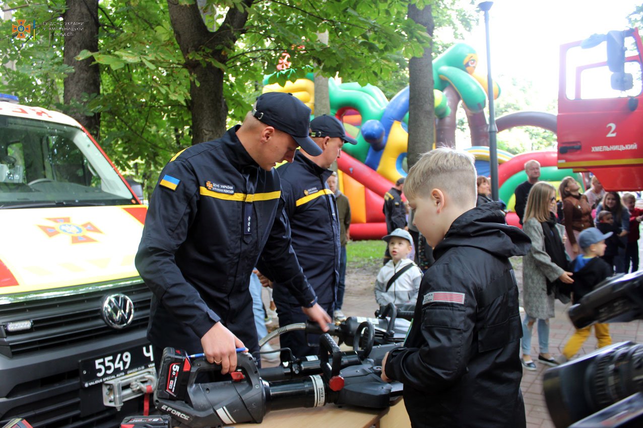 Юні хмельничани випробували свої сили у ролі рятувальників під час профорієнтаційної акції «Місто професій» (ФОТО, ВІДЕО)