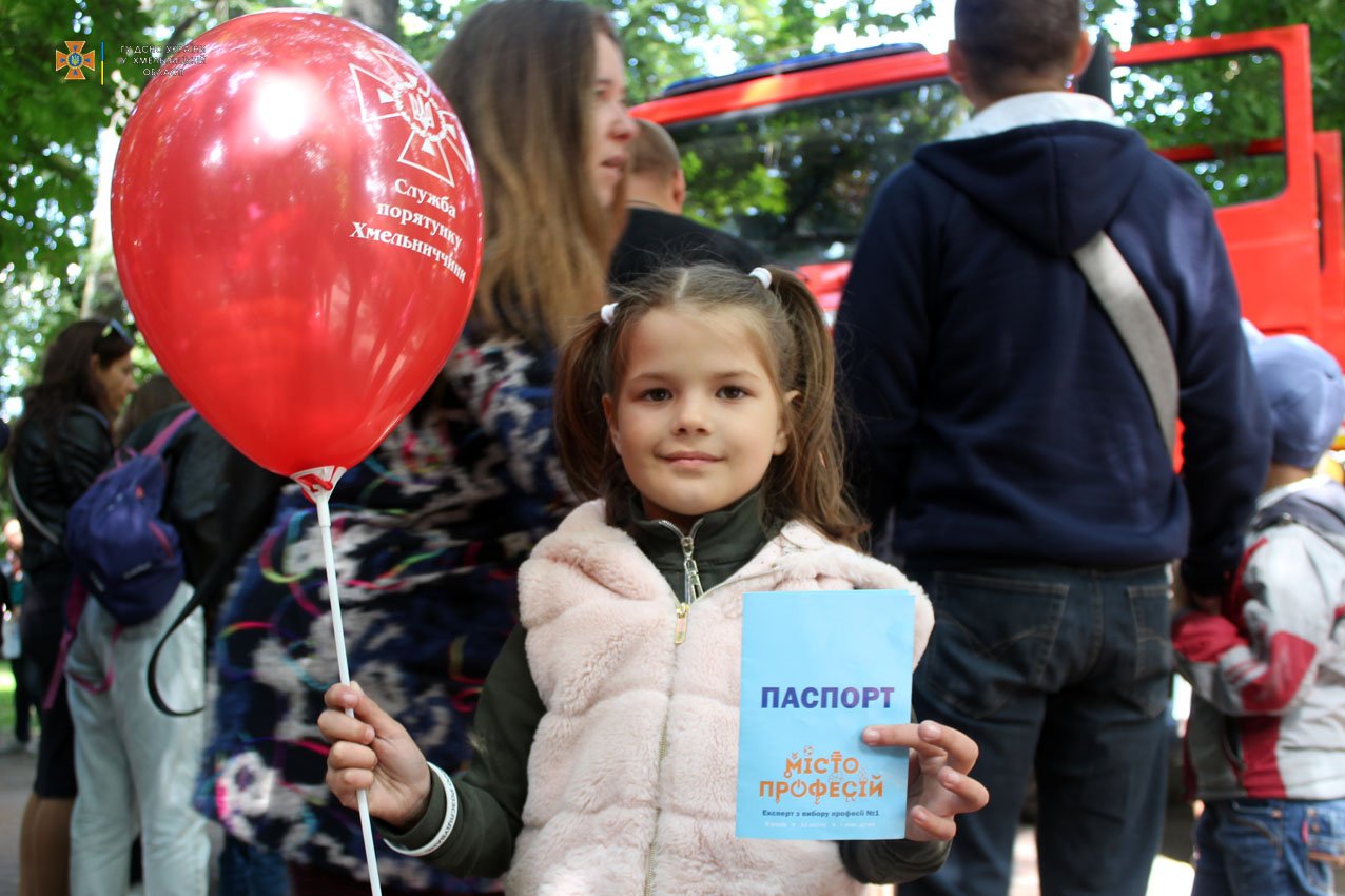 Юні хмельничани випробували свої сили у ролі рятувальників під час профорієнтаційної акції «Місто професій» (ФОТО, ВІДЕО)