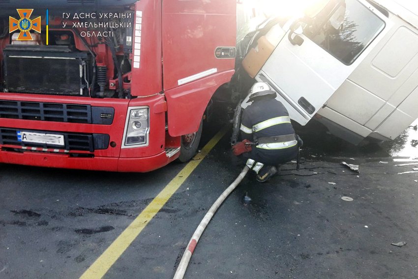 Хмельницький район: надзвичайники ліквідували наслідки автопригоди за участю двох вантажівок (ФОТО)