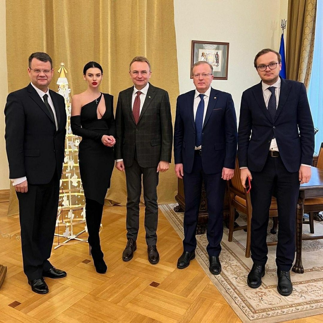 Через відверту сукню юристка отримала шквал критики