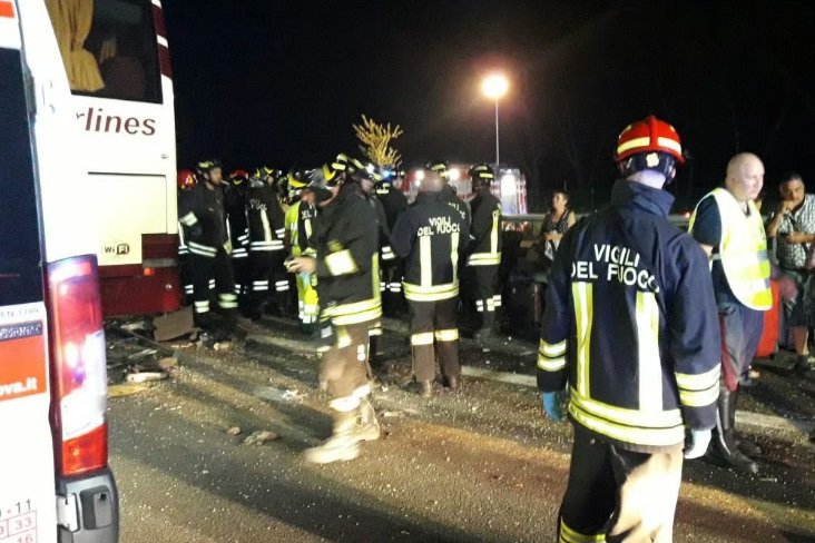 Автобус з українцями потрапив у ДТП на півночі Італії: постраждали 15 осіб, зокрема семеро дітей (ФОТО)
