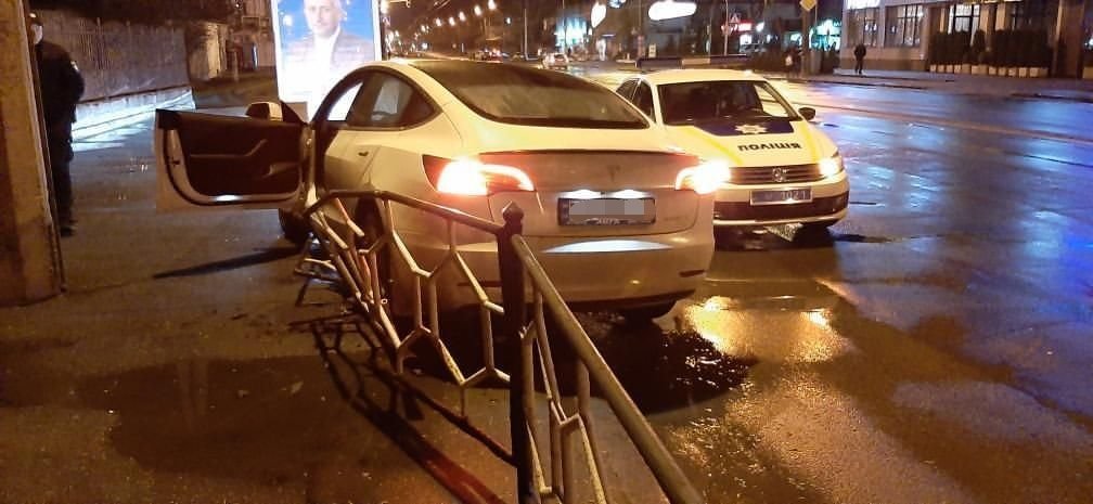 Фотофакт: у Хмельницькому Tesla потрапила у ДТП Фотофакт: у Хмельницькому Tesla потрапила у ДТП , Підлеснюк Юрій