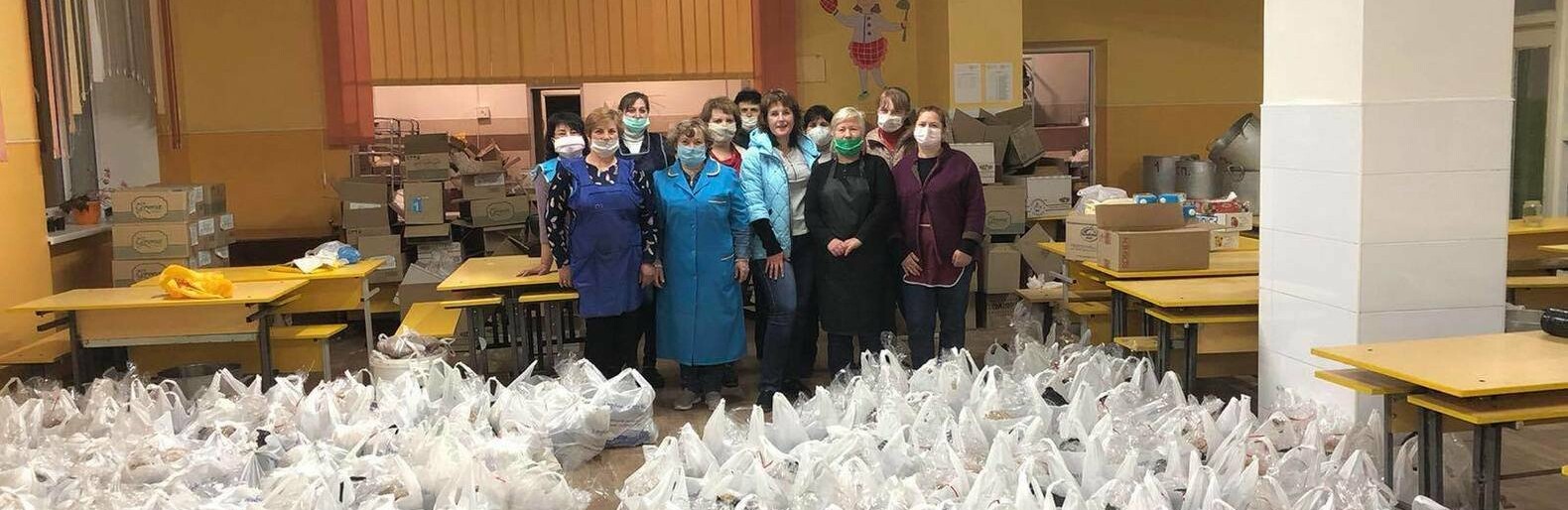 Соціально незахищених хмельничан продовжують забезпечувати продукто... Соціально незахищених хмельничан продовжують забезпечувати продуктовими наборами, Барна Лілія