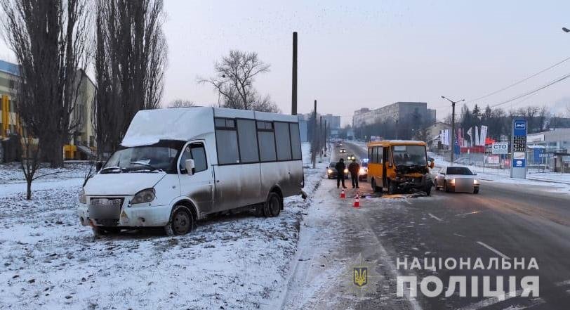 На Хмельниччині при зіткненні двох мікроавтобусів постраждав один з водіїв