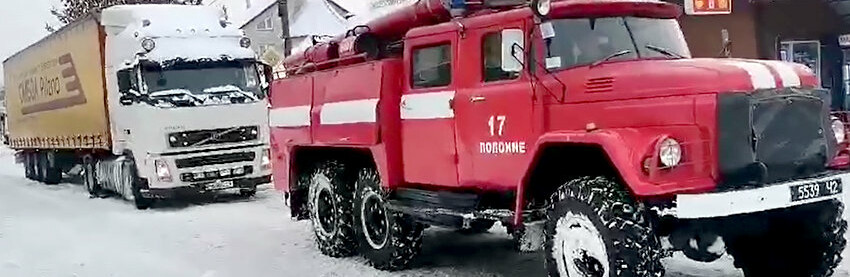 На Хмельниччині надзвичайники надали допомогу водію вантажівки, який застряг в снігу утворивши затор