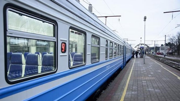 Укрзалізниця призупинила рух потягів у 