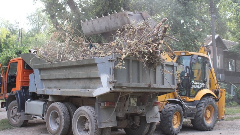 У Хмельницькому будуть вивозити гілля від приватних домоволодінь