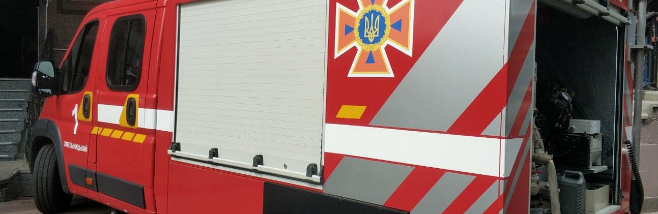 У Хмельницькому вогнеборці ліквідували пожежу в підземному паркінгу багатоповерхівки