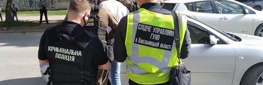 На Хмельниччині чоловік погрожуючи вбивством вимагав у місцевої жительки грошові кошти