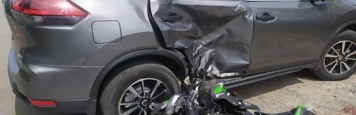 На Хмельниччині мотоцикліст допустив зіткнення з припаркованим автомобілем