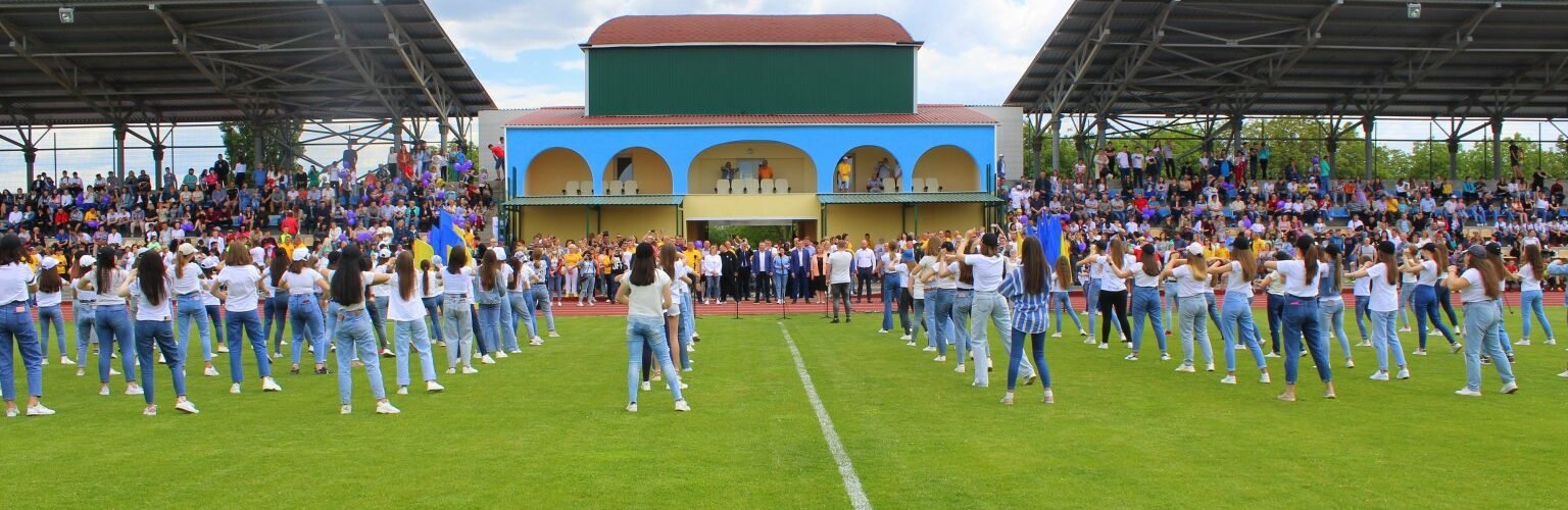 Велике будівництво: на Хмельниччині відкрили оновлений стадіон