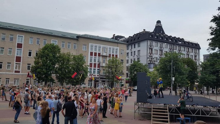 У Хмельницькому з безкоштовним міні-концертом виступив фронтмен рок-гурту 