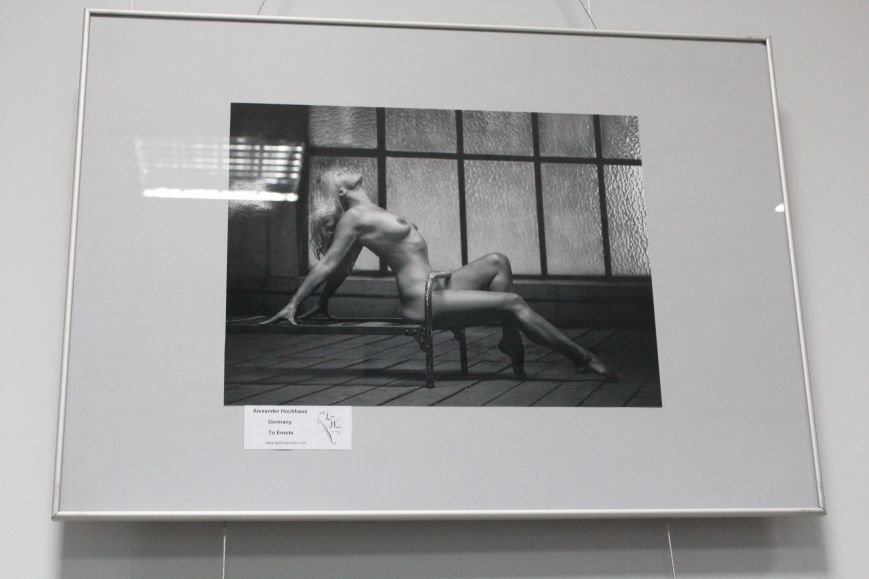 У Хмельницькому стартувала виставка фото про любов до жінки (Фото) (фото) - фото 1